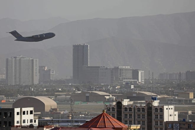 Một máy bay của Mỹ cất cánh từ sân bay ở thủ đô Kabul. Ảnh: AFP