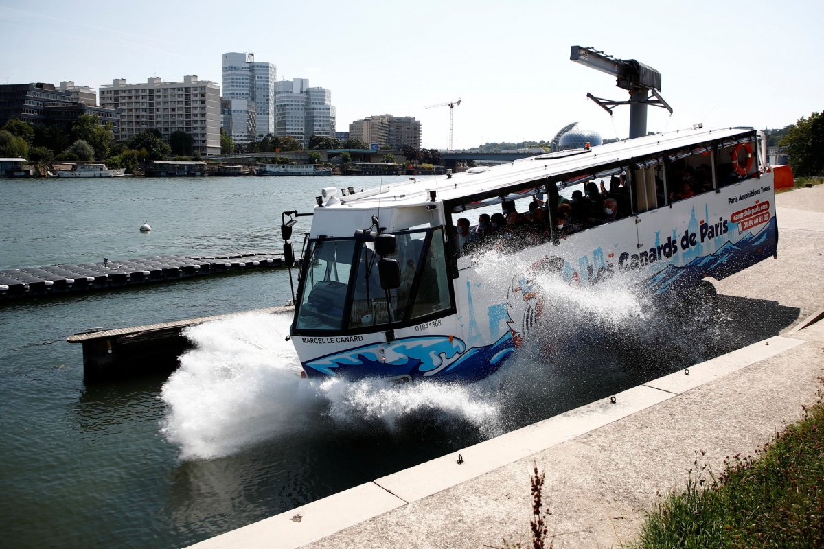 Du khách phấn khích trải nghiệm xe bus lao xuống sông Seine | VOV.VN