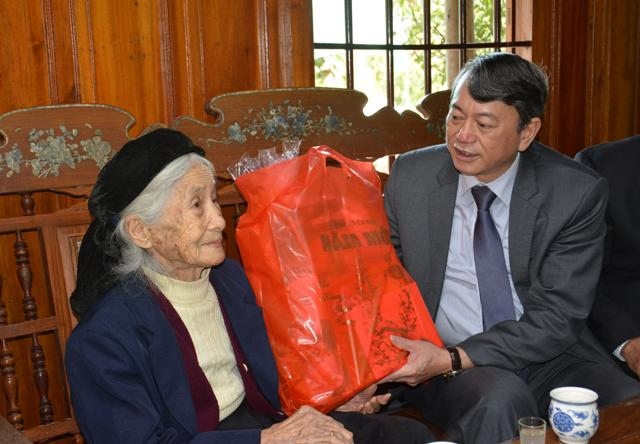 Lãnh đạo tỉnh Cao Bằng thăm, tặng quà cụ bà Ma Thị Thiết, người trực tiếp được Đại tướng Võ Nguyên Giáp giới thiệu đứng trong hàng ngũ của Đảng
