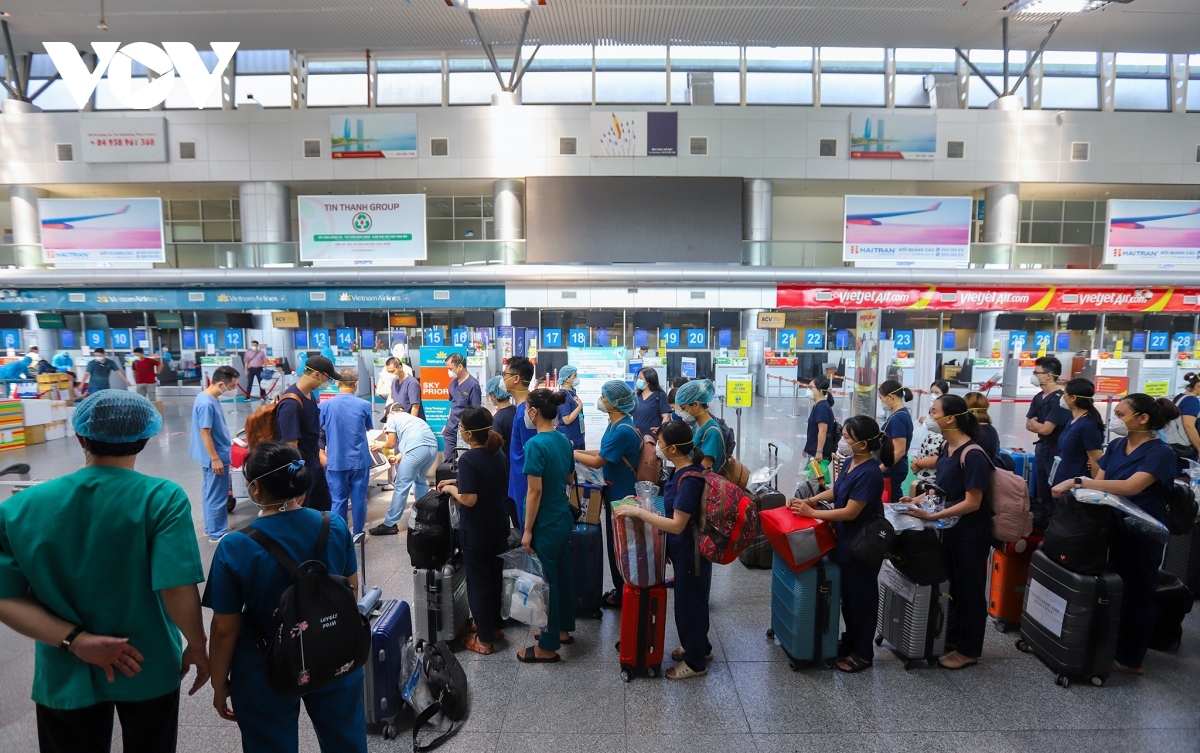 medical staff depart for hcm city to support covid-19 battle picture 6