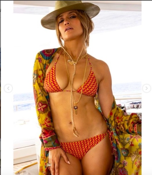 jennifer lopez khoe dang goi cam tren du thuyen trieu usd hinh anh 3