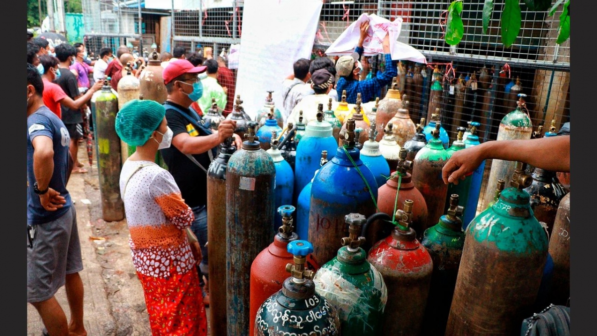 Người dân chờ lấy bình oxy tại Yangon, Myanmar. Ảnh: AP