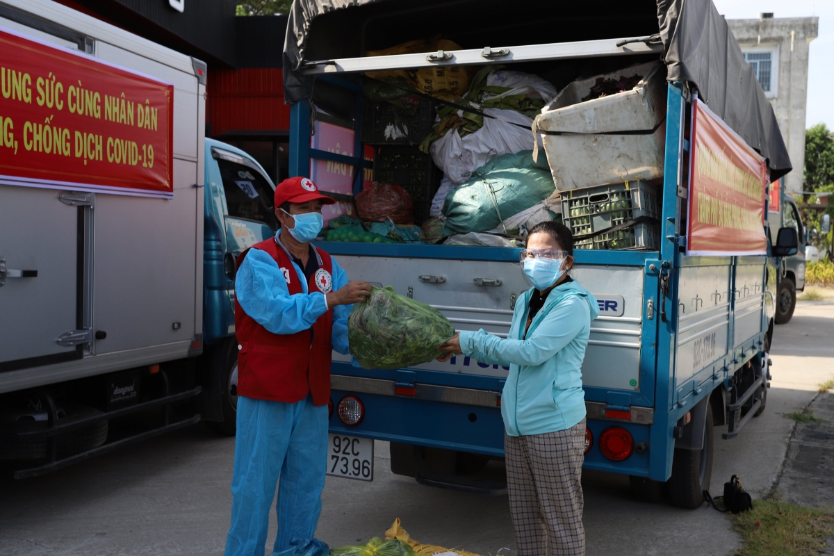 Những chuyến xe chở rau củ quả của người dân Quảng Nam đóng góp gửi Đà Nẵng, được giao đến tay người dân quận Sơn Trà.