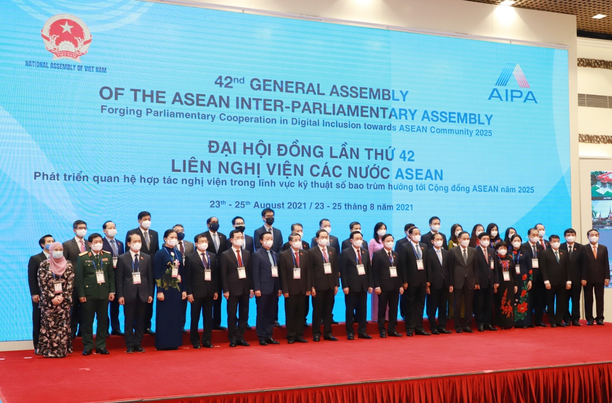 Các đại biểu đoàn cấp cao Quốc hội Việt Nam và khách mời dự khai mạc AIPA 42 tại điểm cầu Hà Nội