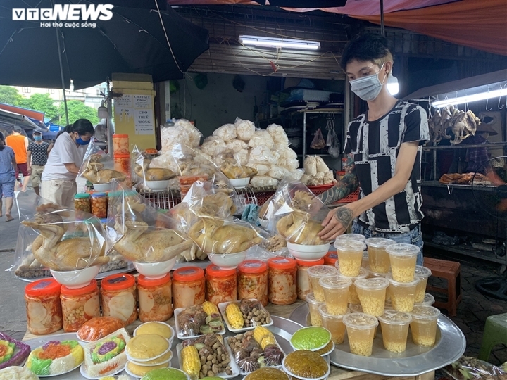 Cảnh mua bán khác lạ trong ngày Rằm tháng 7