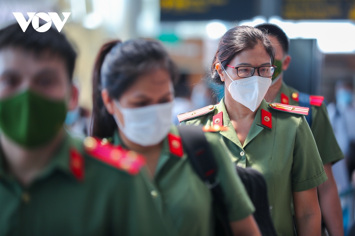 medical staff depart for hcm city to support covid-19 battle picture 9