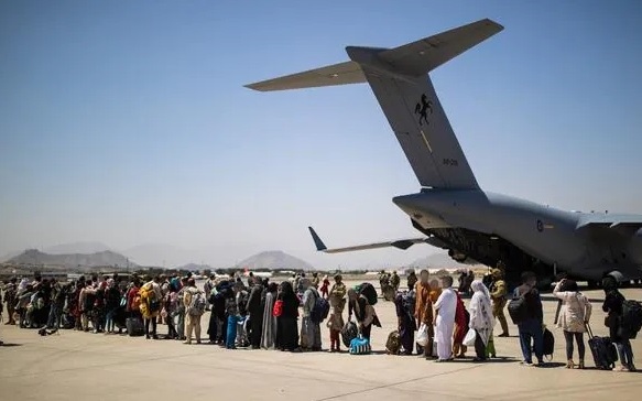 Người dân Afghanistan xếp hàng dài ở sân bay Hamid Karzai để chờ lên máy bay sơ tán khỏi nước này. Nguồn: Bộ Quốc phòng Australia.