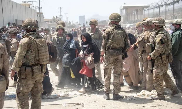 Binh lính Mỹ, Anh, và người dân Afghanistan tại sân bay Kabul. Ảnh: PA.