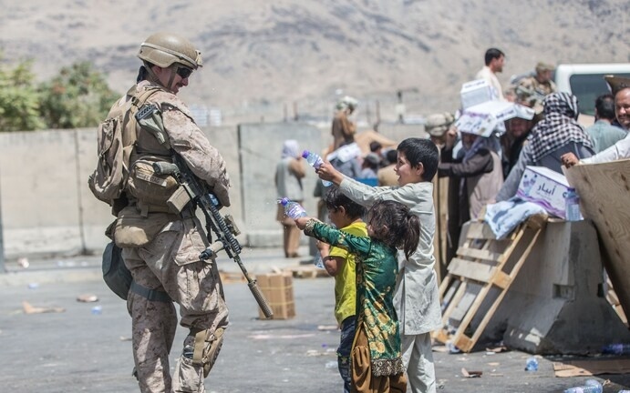 Lính Mỹ và trẻ em Afghanistan tại sân bay Kabul. Ảnh: Thủy quân lục chiến Mỹ.