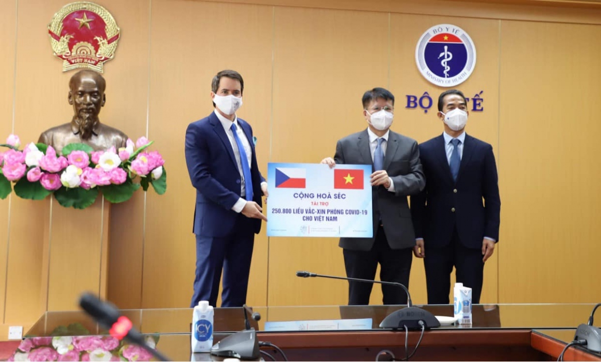 Việt Nam tiếp nhận hơn 250.000 liều vaccine COVID-19 do Séc trao tặng. (Ảnh: Nguyễn Nhiên)