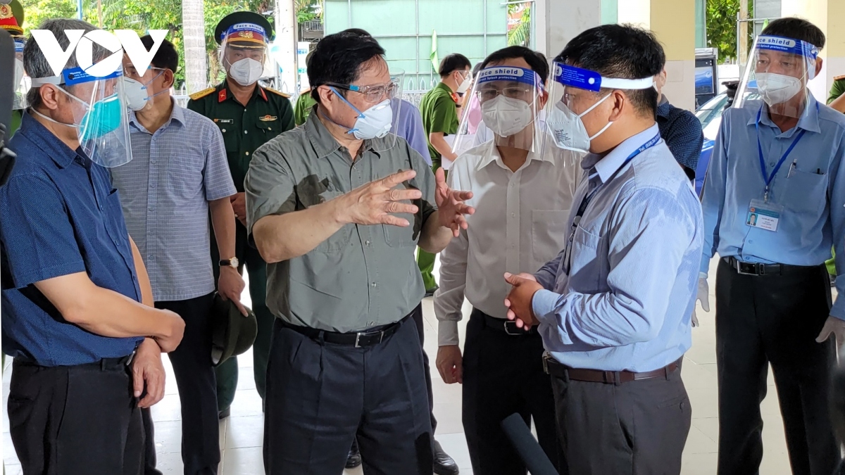 pm chinh inspects covid-19 prevention measures in hcm city hotspot picture 1