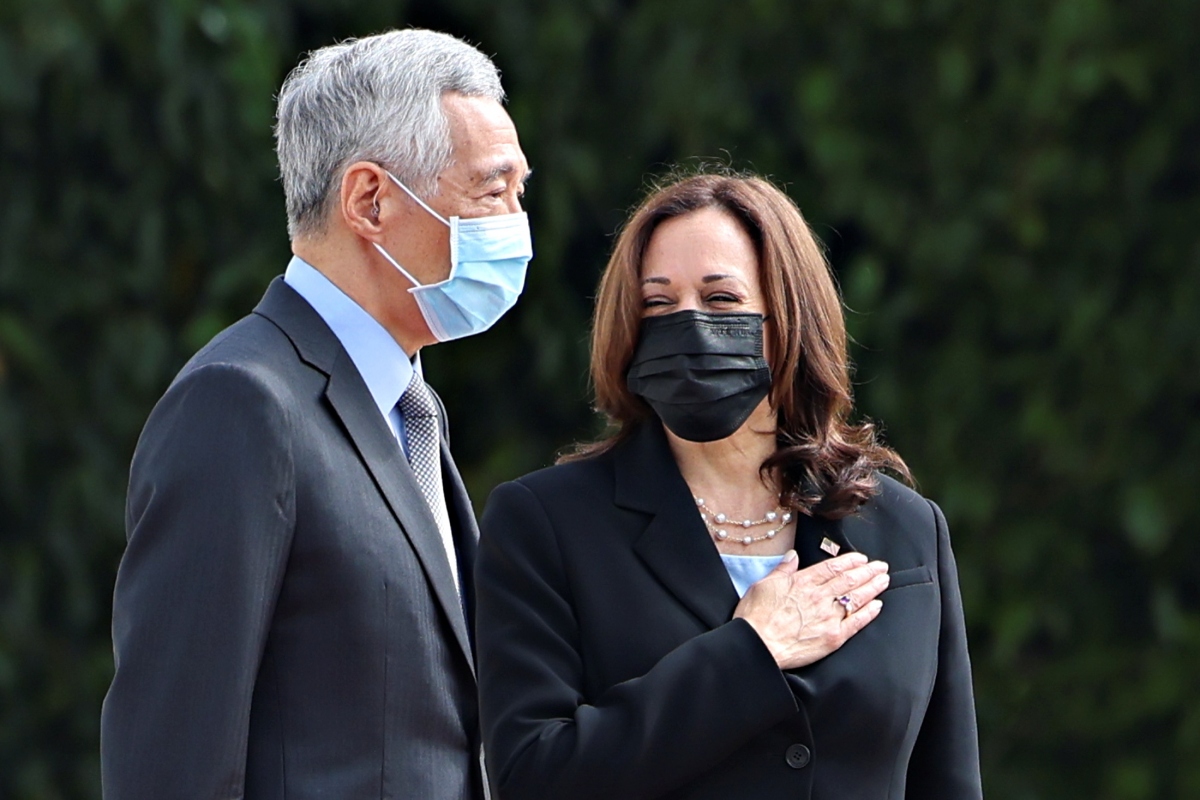 Phó Tổng thống Mỹ Kamala Harris và Thủ tướng Singapore Lý Hiển Long. Ảnh: Reuters.