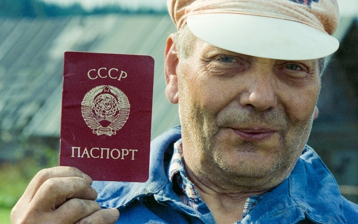 Một nam giới cầm hộ chiếu Liên Xô năm 1991. Ảnh: TASS.