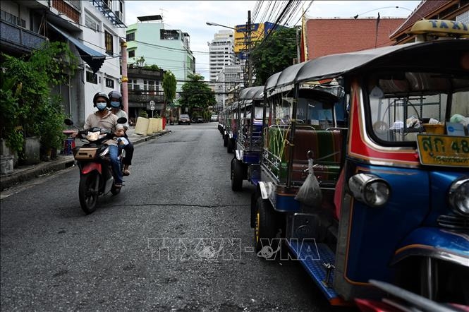 Cảnh vắng vẻ trên đường phố ở Bangkok, trong bối cảnh dịch COVID-19 diễn biến phức tạp. Ảnh: AFP/TTXVN