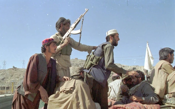 nam 1996, taliban cung tung hua hen hoa binh, an xa va khong tra thu o afghanistan hinh anh 1