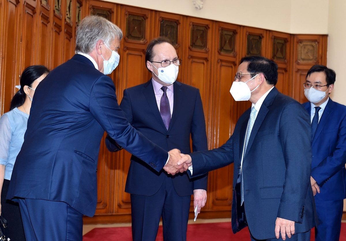 vietnam expects covid-19 vaccine tech transfer from russia picture 1