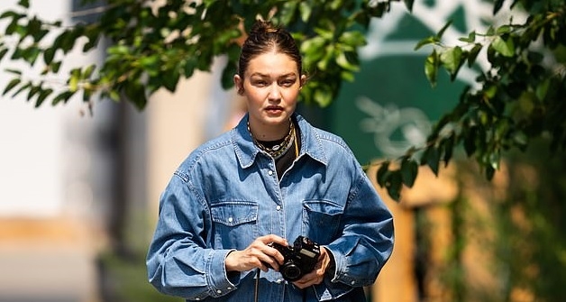 Gigi Hadid thể hiện niềm đam mê với nhiếp ảnh ngay trên phố