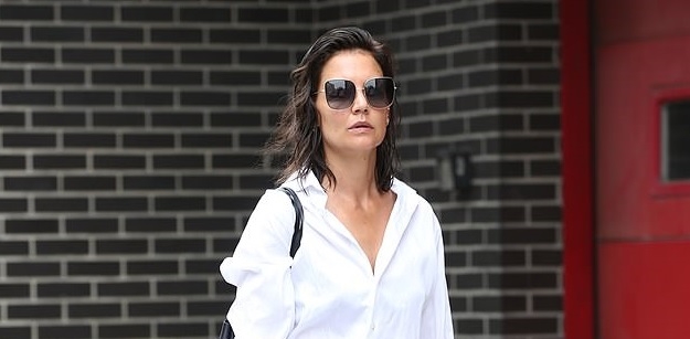 Katie Holmes lên đồ sành điệu đi dạo phố trong ngày nắng đẹp