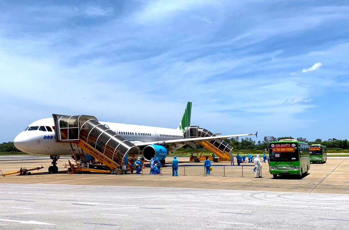 bamboo airways bay dua nguoi dan ve ha tinh hanh trinh hoi huong hon ngan cay so hinh anh 1