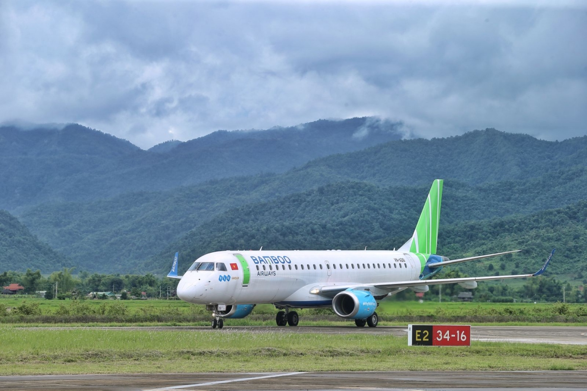 may bay moi embraer cua bamboo airways hoan thanh chuyen bay toi Dien bien hinh anh 1