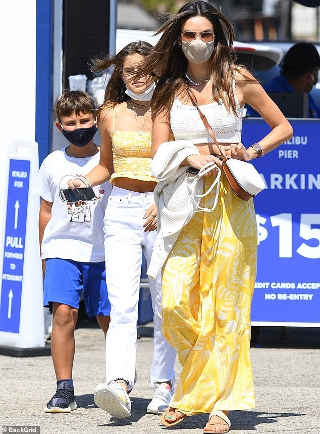 alessandra ambrosio goi cam di choi cung cac con hinh anh 1