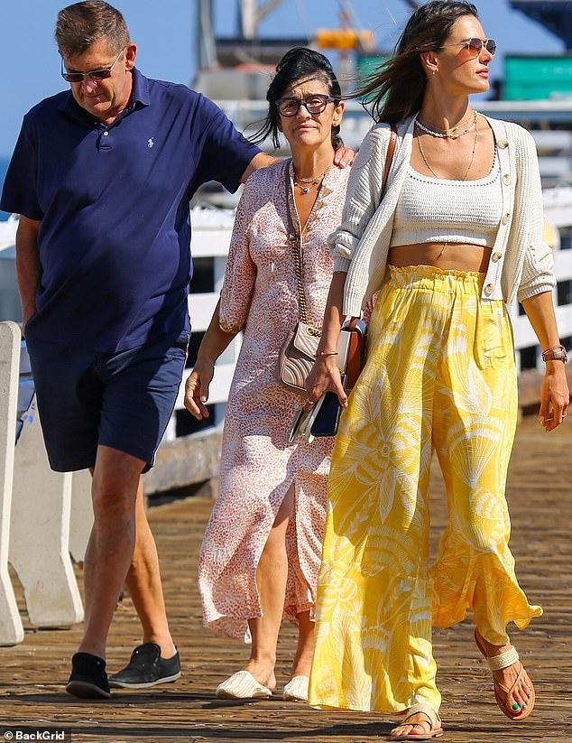 alessandra ambrosio goi cam di choi cung cac con hinh anh 2