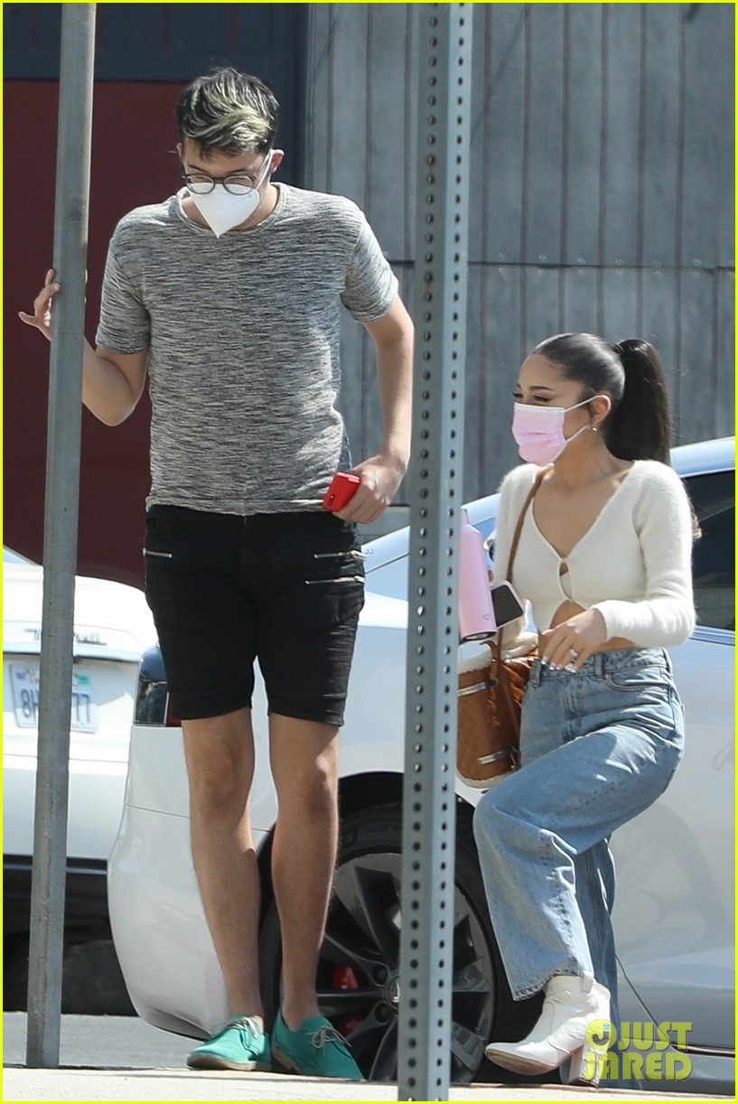 ariana grande gợi cảm đến studio sau ồn ào đã kết hôn với doanh nhân bất động sản hình ảnh 5 ariana grande goi cam den studio sau on ao da ket hon voi doanh nhan bat dong san hinh anh 5
