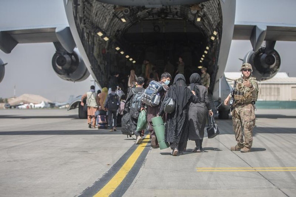 Các gia đình Afghanistan lên máy bay của Không lực Mỹ tại sân bay quốc tế Hamid Karzai, Afghanistan ngày 23/8. Ảnh: Reuters