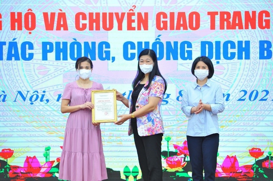 ha noi tiep nhan may xet nghiem pcr do tng holdings vietnam trao tang hinh anh 1