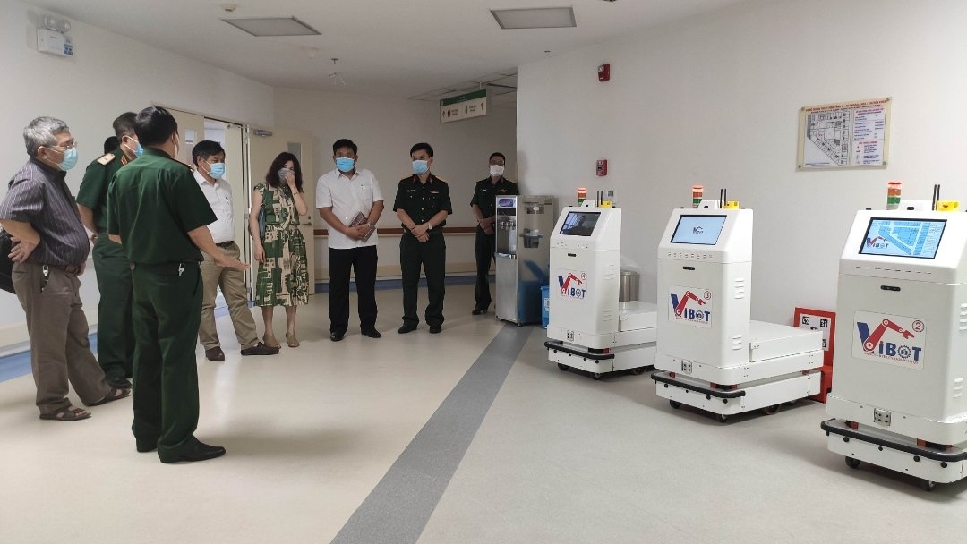 Từ tháng 4/2021, hệ thống robot y tế vận chuyển VIBOT-2 đã được lắp đặt, vận hành thử nghiệm để đánh giá các tính năng kỹ thuật tại Bệnh viện Trung ương Quân đội 108. Trong quá trình thử nghiệm tại đây, VIBOT-2 đã nhận được nhiều ý kiến đóng góp của y bác sĩ, bệnh nhân và các chuyên gia để hoàn thiện, bổ sung các tính năng cần thiết trước khi triển khai trong các khu vực cách ly, điều trị bệnh Covid-19.