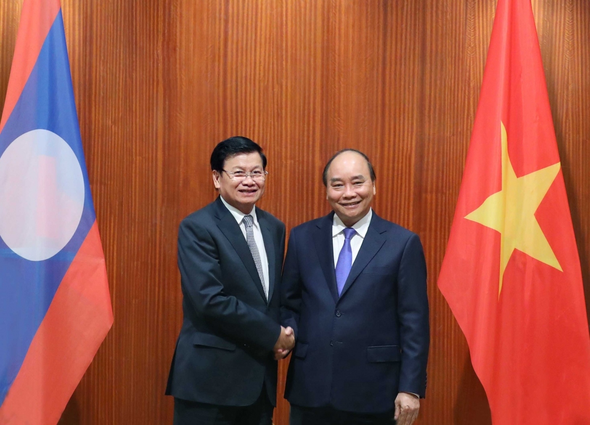 State President Nguyen Xuan Phuc and General Secretary of the Lao People's Revolutionary Party (LPRP) Central Committee and President of Laos Thongloun Sisoulith (L)
