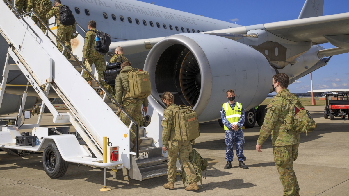 Lực lượng Australia lên máy bay Vận tải Tiếp dầu KC-30A tại Căn cứ Amberley để tới Afghanistan hỗ trợ các nỗ lực sơ tán người nước ngoài ra khỏi nước này. (Ảnh: Bộ Quốc Australia)