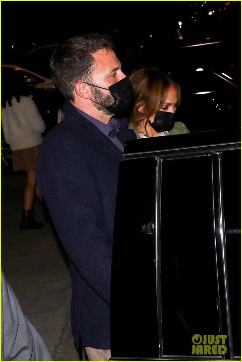 ben affleck - jennifer lopez nam tay tinh cam di xem nhac kich hinh anh 2