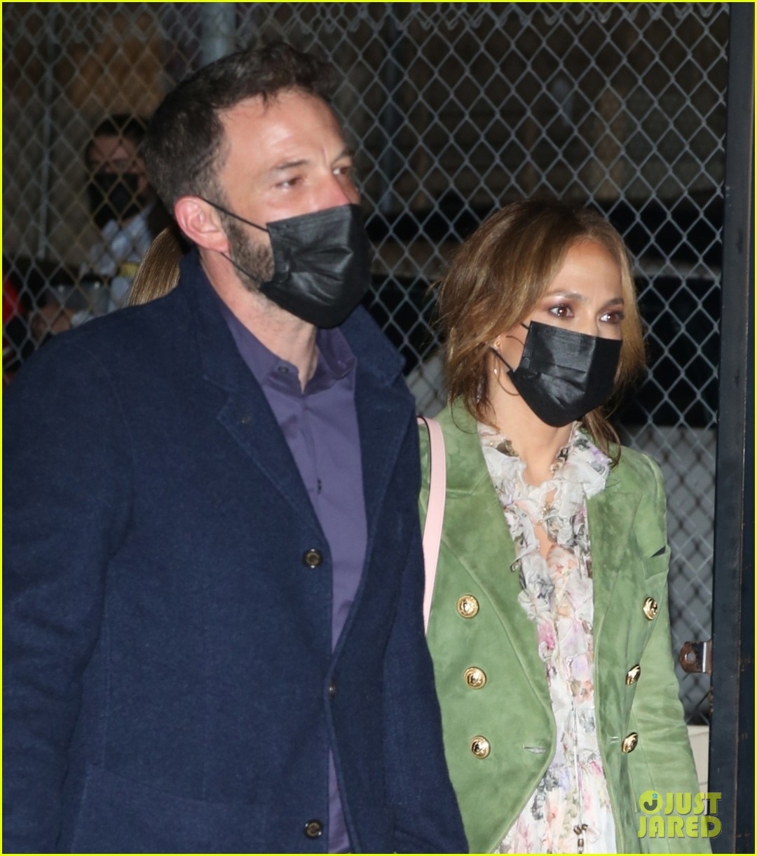 ben affleck - jennifer lopez nam tay tinh cam di xem nhac kich hinh anh 6