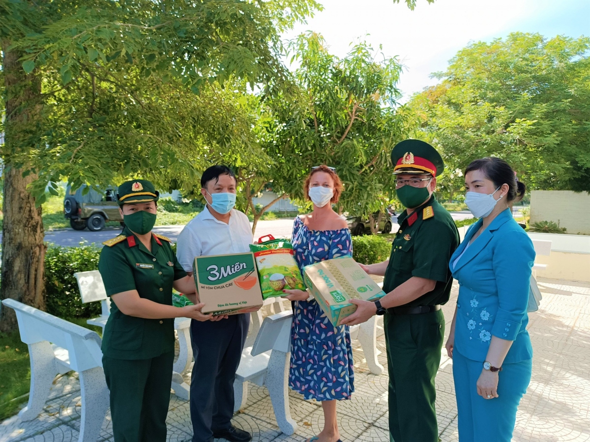 100 russians receive food aid amid covid-19 pandemic in nha trang city picture 1