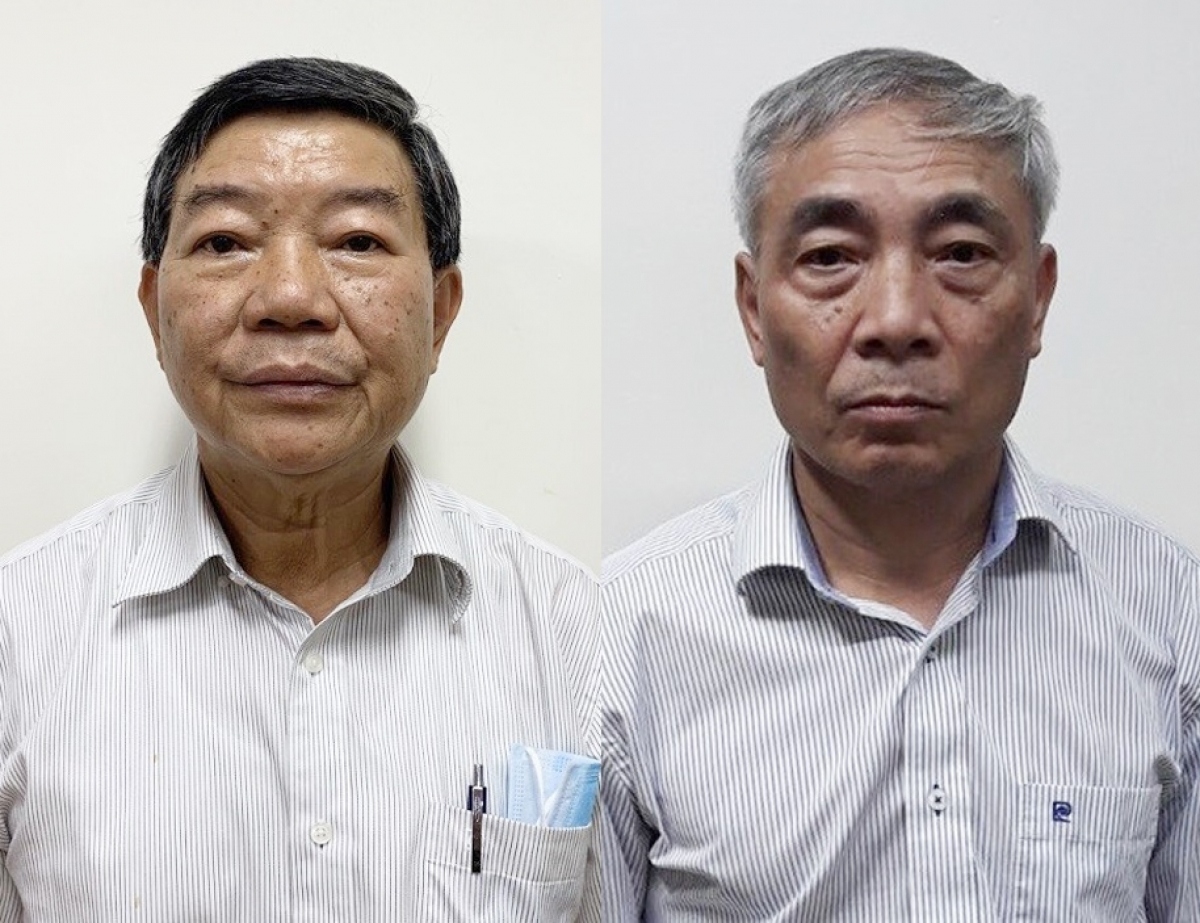 Bị can Nguyễn Quốc Anh, nguyên Giám đốc Bệnh viện Bạch Mai (trái) và Nguyễn Ngọc Hiền, nguyên Phó Giám đốc Bệnh viện Bạch Mai.