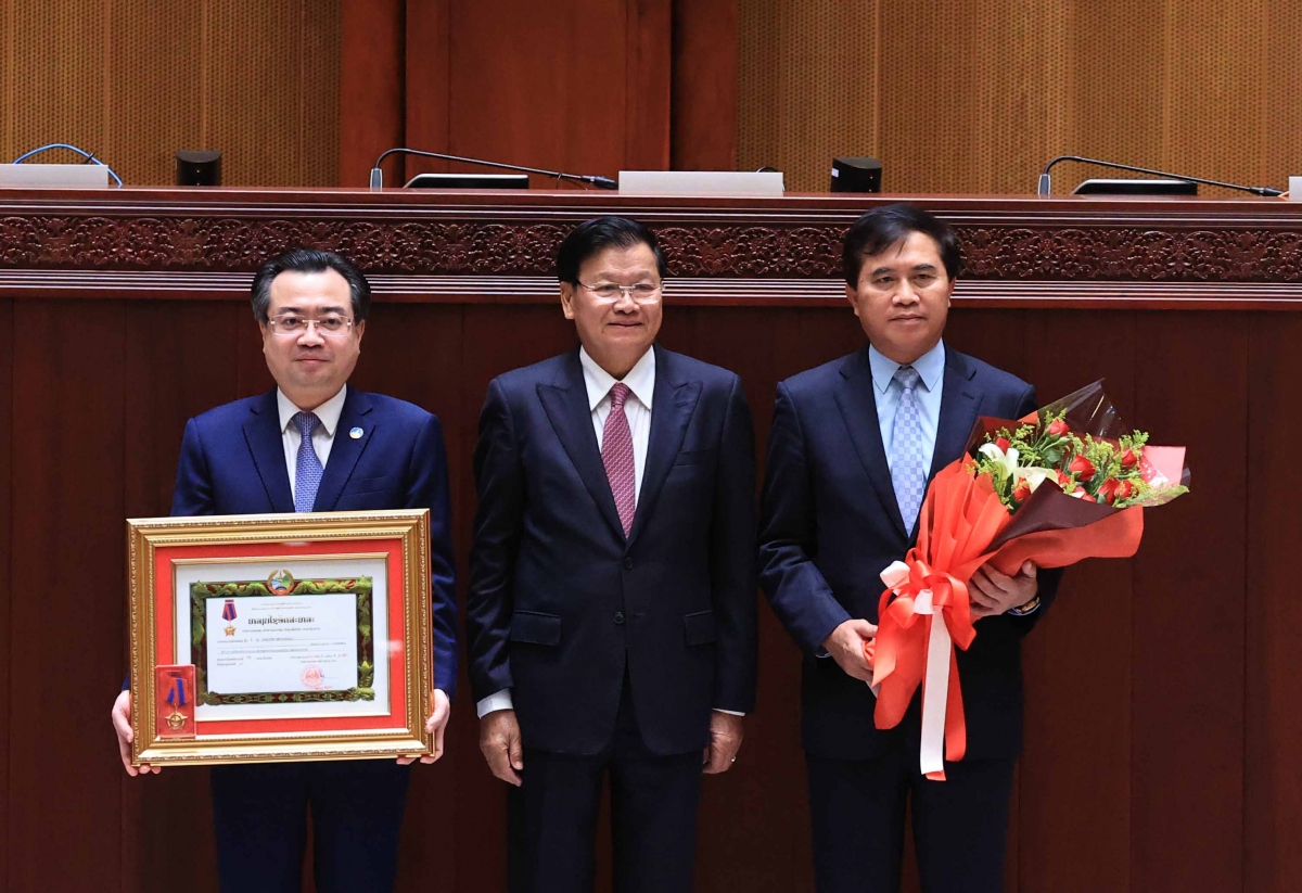 Tổng Bí thư, Chủ tịch nước Lào Thongloun Sisoulith trao Huân chương Tự do hạng Nhất của Lào cho Bộ Xây dựng Việt Nam; Huân chương Tự do hạng Nhì của Lào cho Ban quản lý dự án thuộc Bộ Xây dựng và Binh đoàn 11 thuộc Bộ Quốc phòng Việt Nam