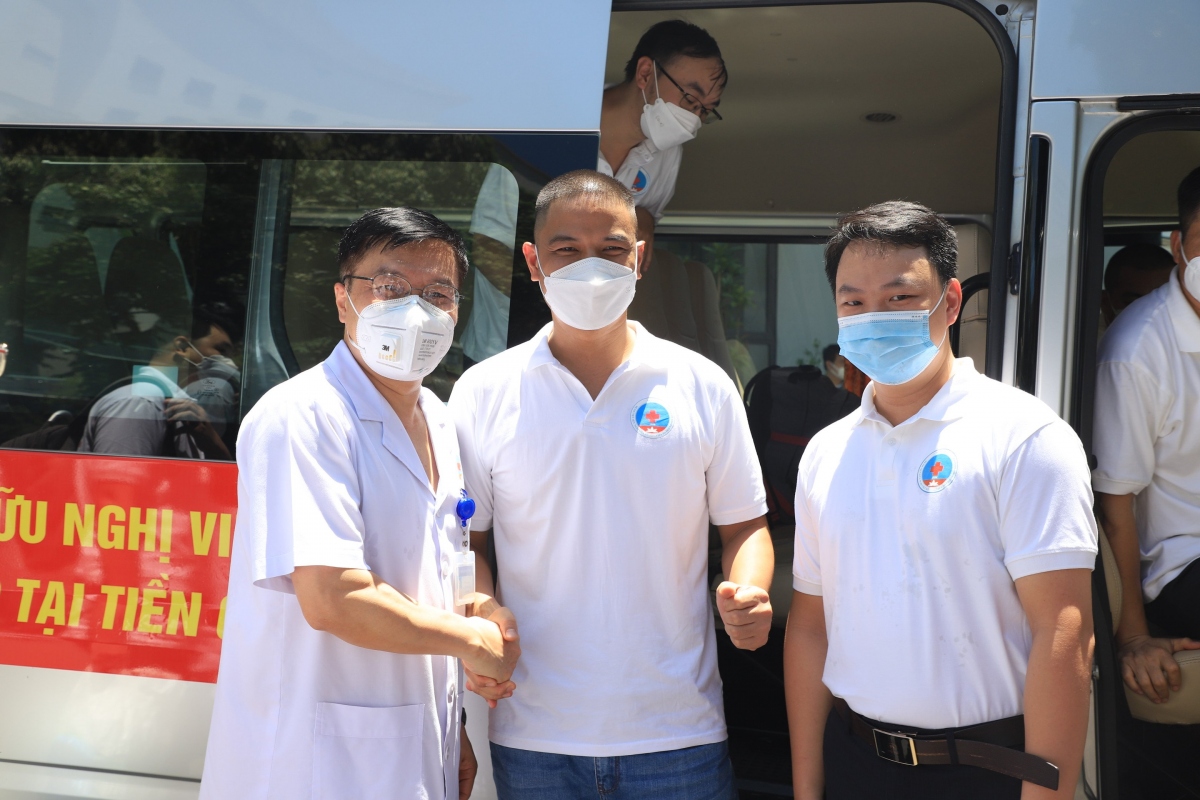 PGS.TS Nguyễn Thanh Hà, Giám đốc Bệnh viện Hữu Nghị (ngoài cùng bên trái) chụp ảnh cùng đoàn nhân viên y tế vào Tiền Giang chống dịch.