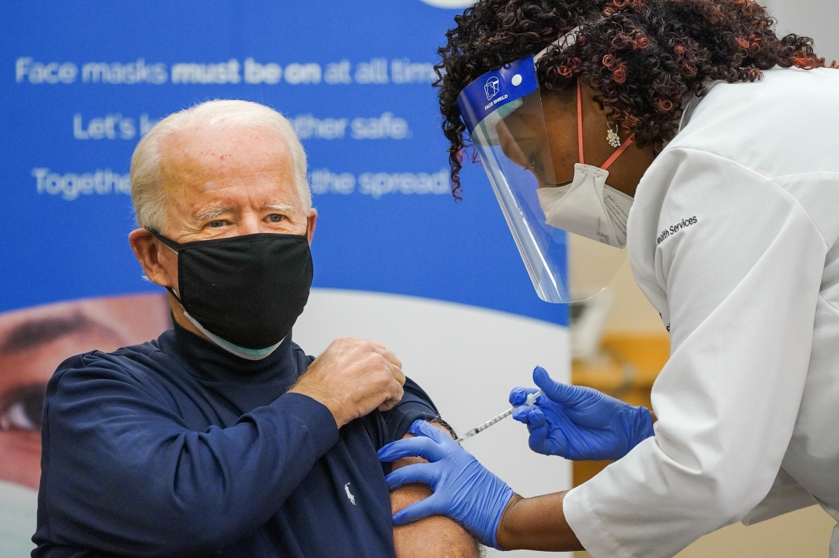 Ông Biden đã được tiêm mũi đầu tiên vaccine của Pfizer. Ảnh: Twitter.