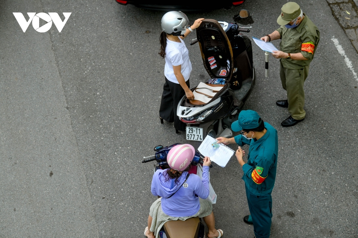 checkpoints throughout hanoi left congested at start of new week picture 3