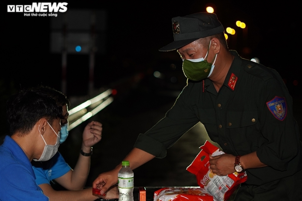 a working day of frontline forces at covid-19 checkpoints picture 4