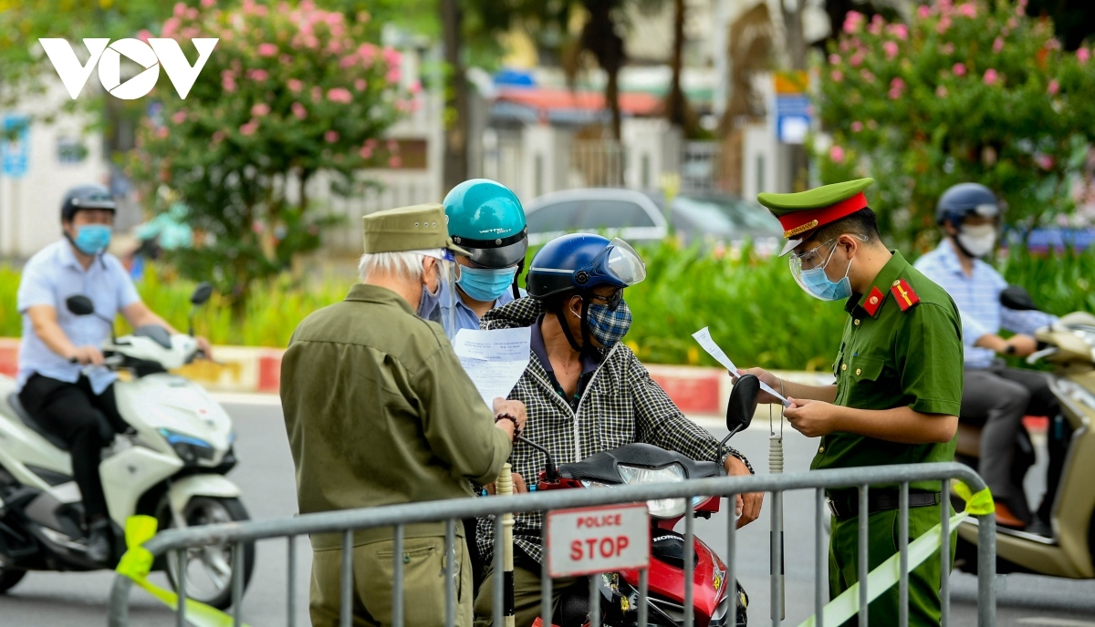 checkpoints throughout hanoi left congested at start of new week picture 4