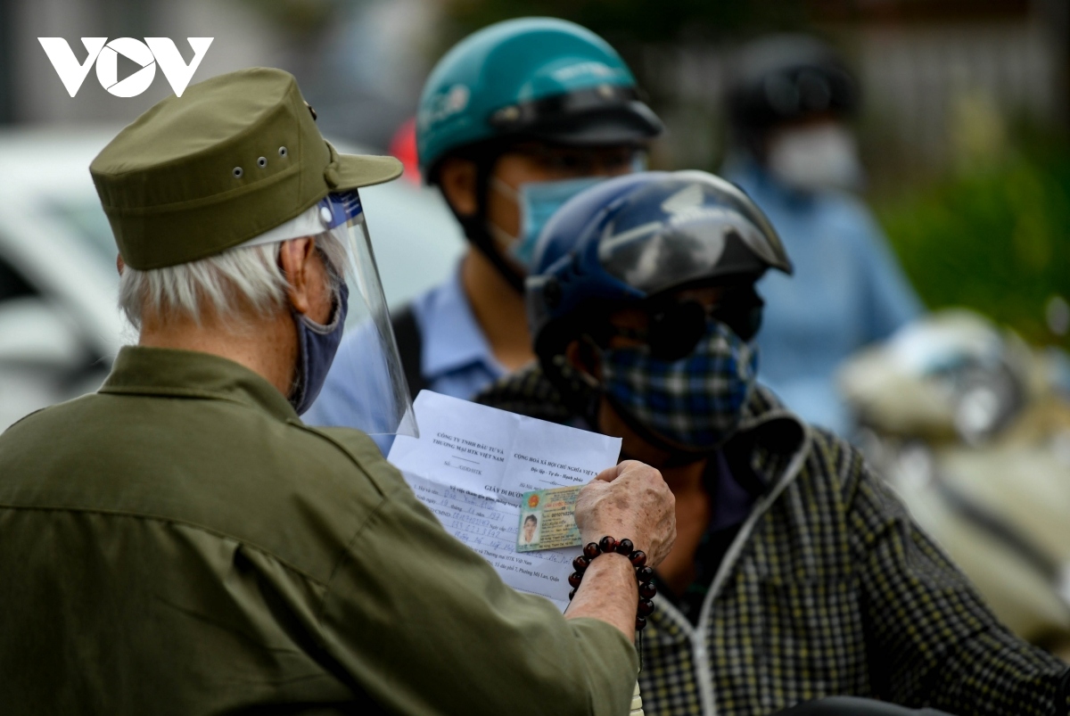 checkpoints throughout hanoi left congested at start of new week picture 5