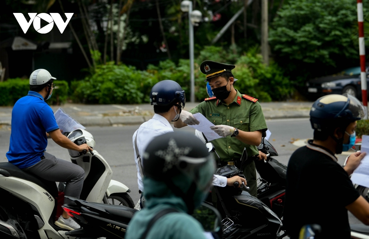 checkpoints throughout hanoi left congested at start of new week picture 6