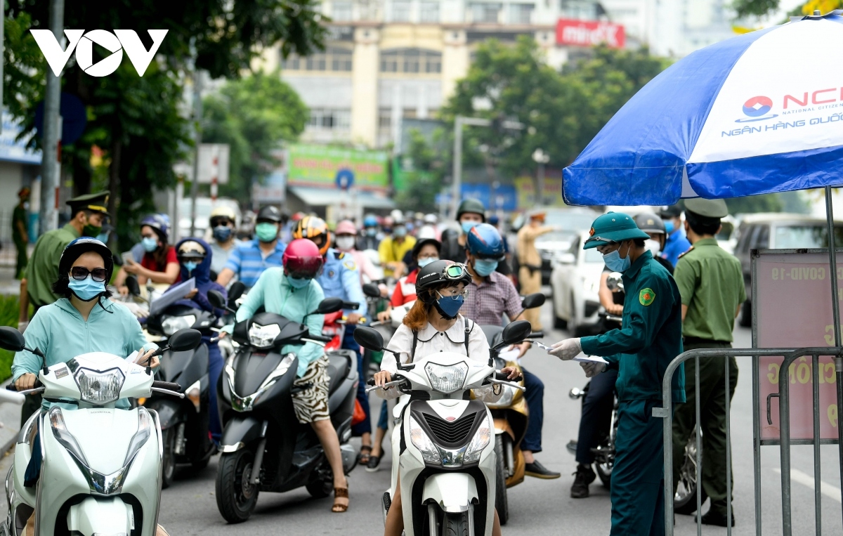 Traffic congestion can be seen building up at a checkpoint in Ngoc Khanh ward during rush hour on the morning of August 9.