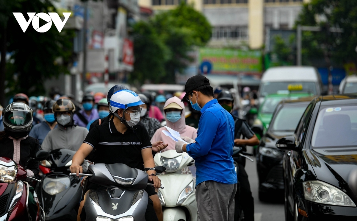 checkpoints throughout hanoi left congested at start of new week picture 8