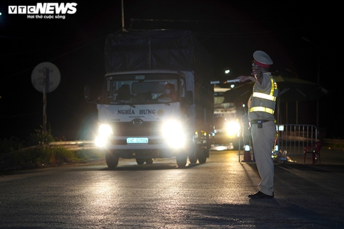 a working day of frontline forces at covid-19 checkpoints picture 9