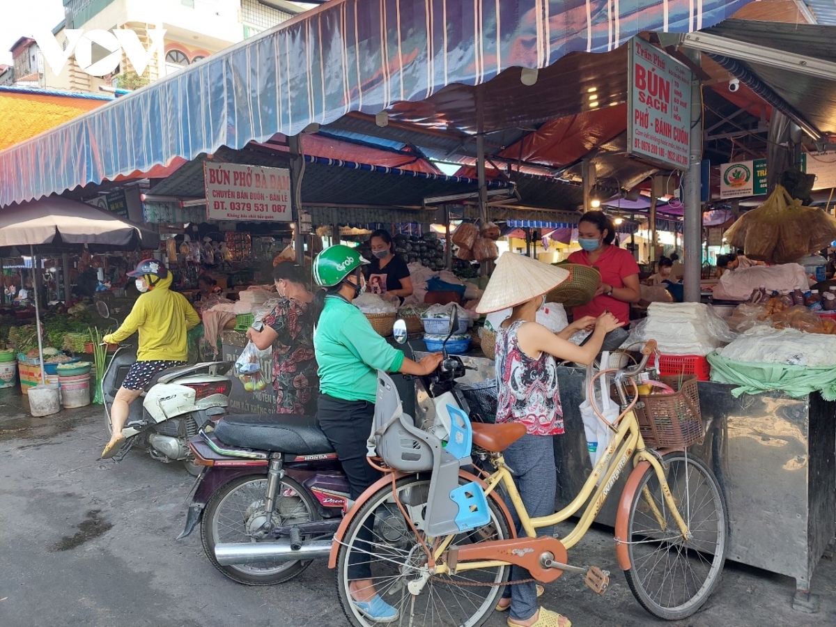 Giá hàng hóa thiết yếu tại các chợ dân sinh trên địa bàn Hà Nội có xu hướng tăng.
