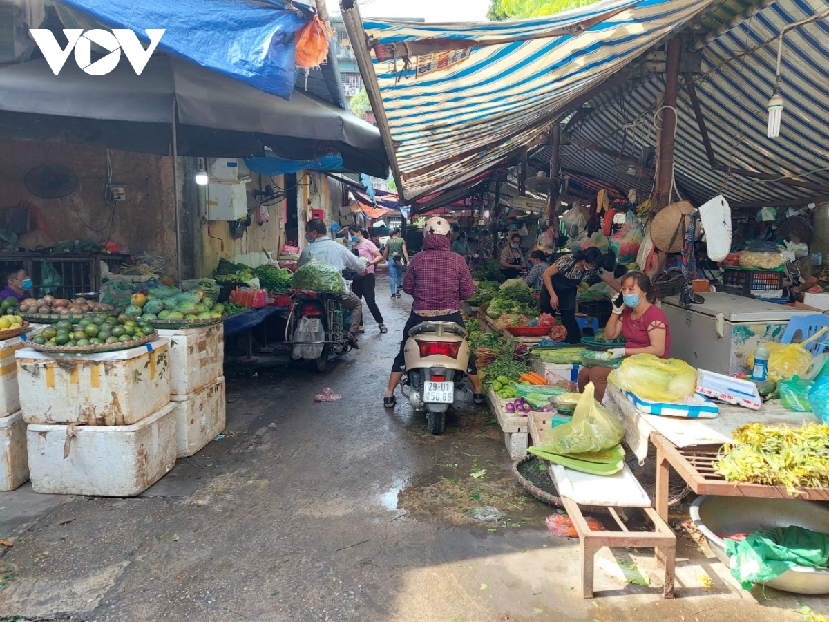 Giá hàng hóa tại chợ dân sinh tăng do vận chuyển hàng khó khăn