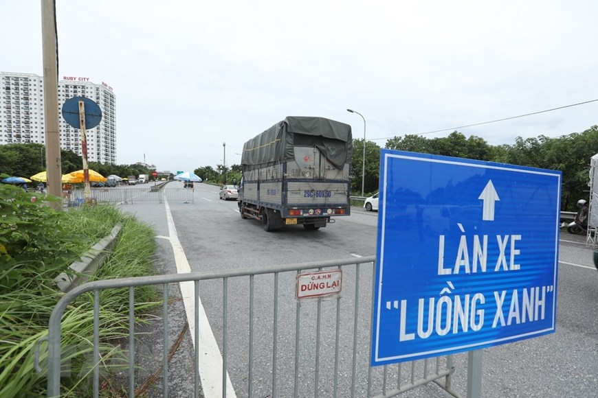 Bộ GTVT yêu cầu các doanh nghiệp vận tải phải thực hiện nghiêm quy định trong lưu thông "luồng xanh" để tránh nguy cơ lây lan dịch bệnh vì một số hành vi vi phạm.